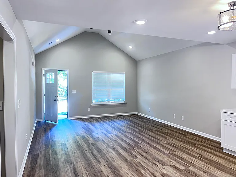 631 Clary St — Photo 2