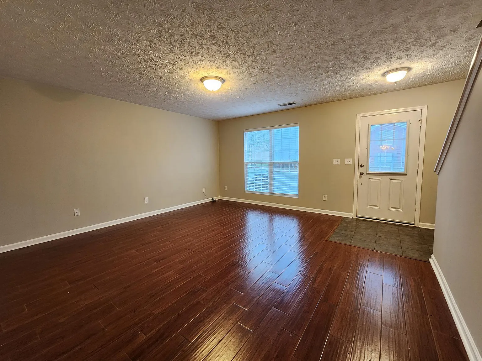 3 bed, 2.5 bath, 1400 sqft, $1,900 — Photo 2