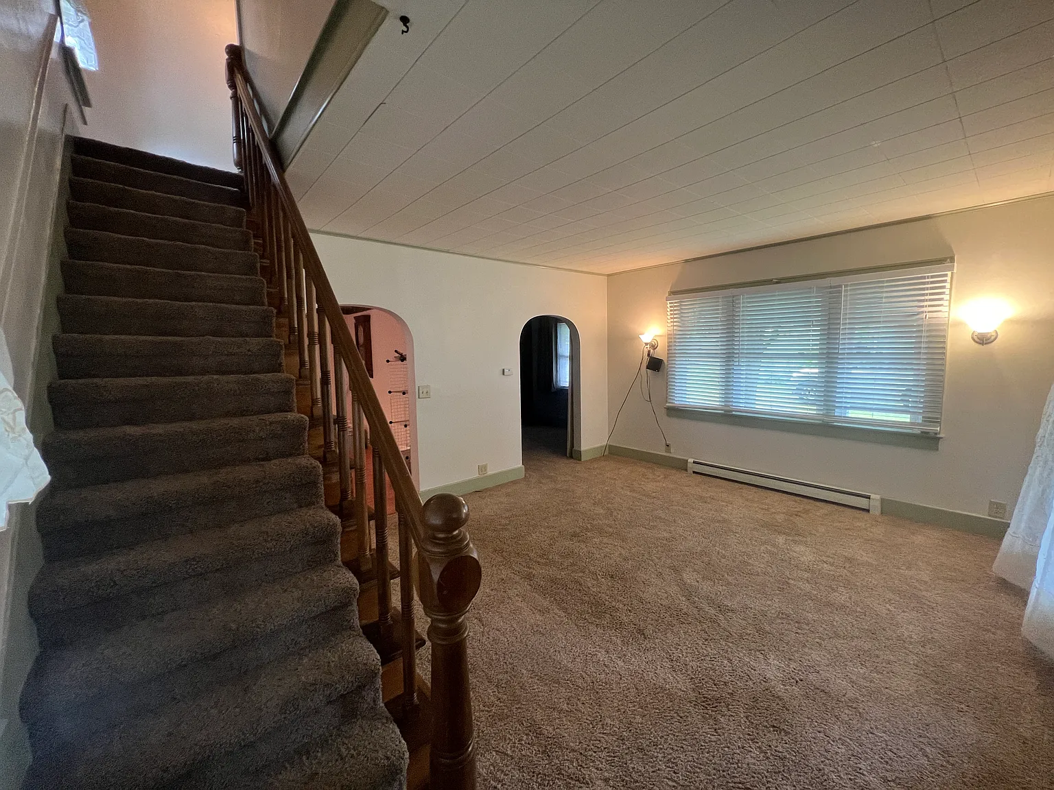 3 bed, 1.5 bath, 1400 sqft, $1,500 — Photo 2