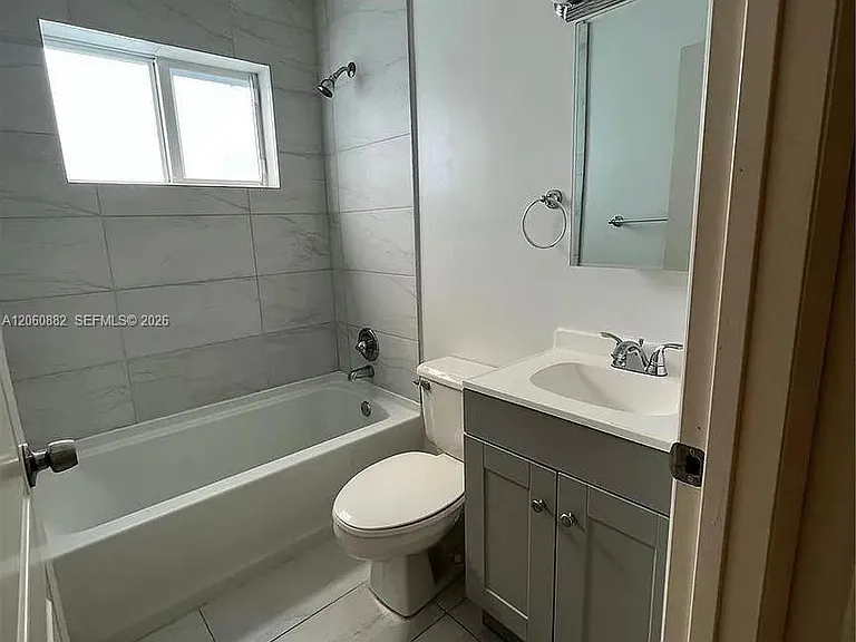 628 W 17th St #628 — Photo 9
