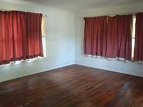 3rd image of 727 Bryan St