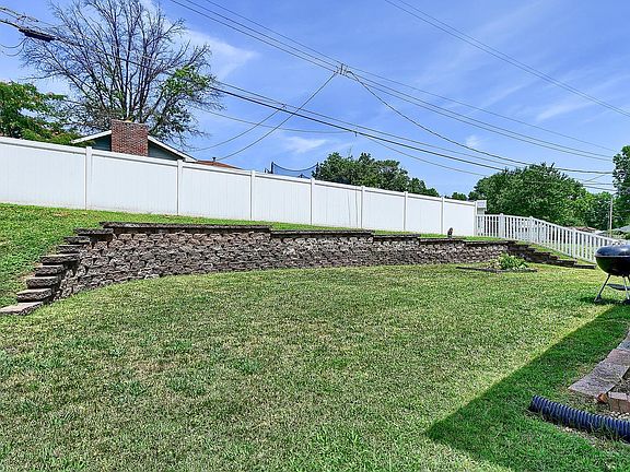 4th image of 1015 Camelot Gardens Dr
