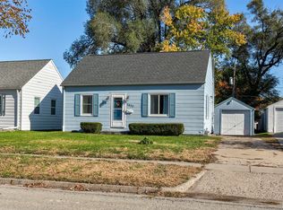 4033 Cambridge St, Des Moines, IA 50313