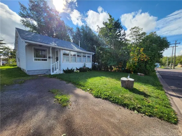 56 Airport St, Dieppe, NB E1A 2G4