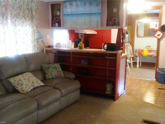 4th image of 70 Lake Gardens Dr