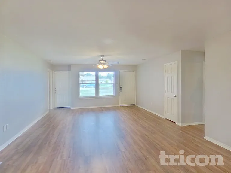 213 Dean Ct — Photo 3