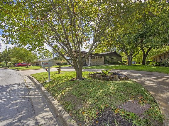 3rd image of 1105 E Applegate Dr