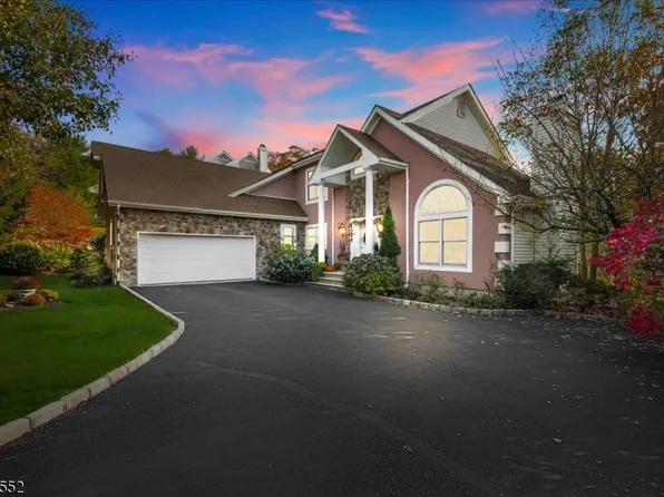 19 Ramapo Mountain Dr, Wanaque Boro, NJ 07465