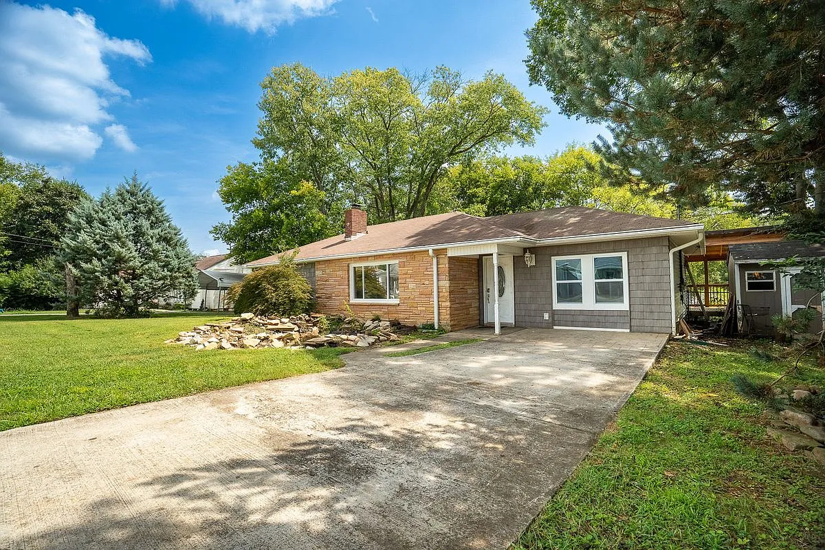 3 bed, 2.0 bath, 1326 sqft, $2,000 — Photo 2