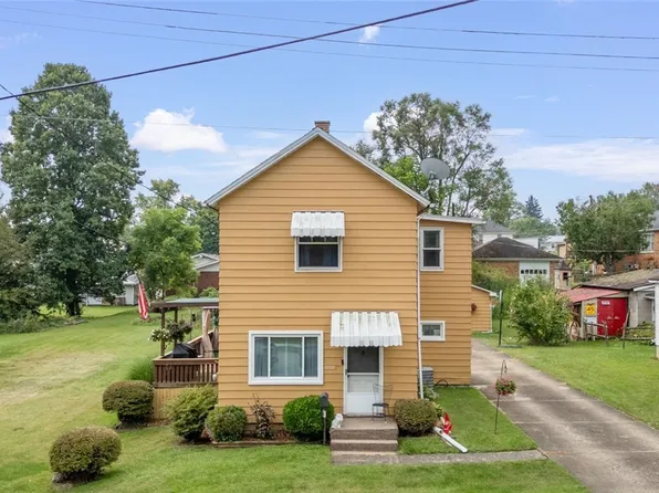 7790 Elm St, Masury, OH 44438