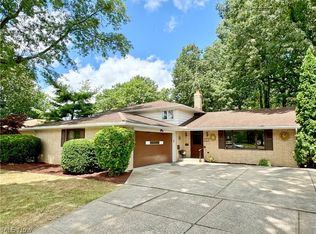 953 E Dartmoor Ave, Seven Hills, OH 44131