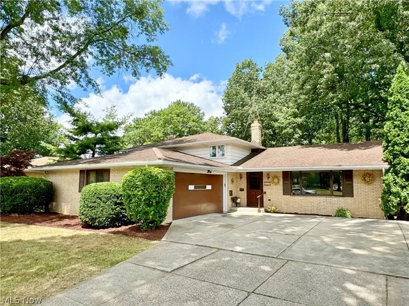 953 E Dartmoor Ave, Seven Hills, OH 44131