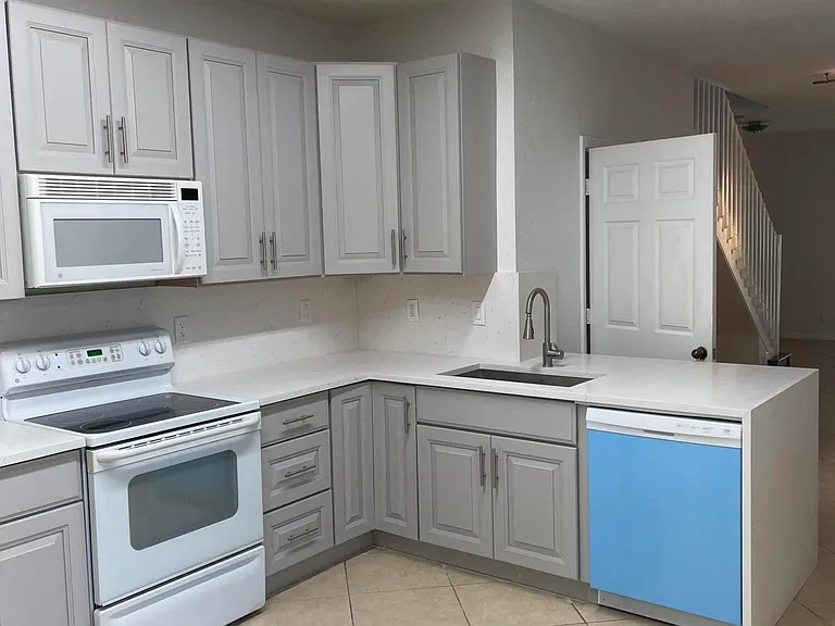 3909 Tree Top Dr #3909 — Photo 4