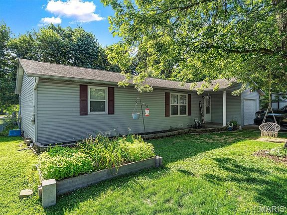 3rd image of 572 Lake Meadow Dr