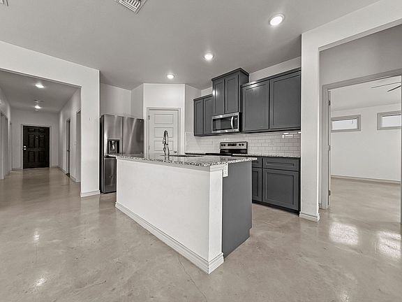 3rd image of 822 Freedom Cir