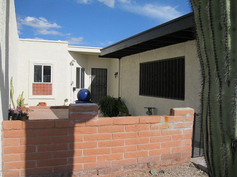 Enjoy the large front courtyard