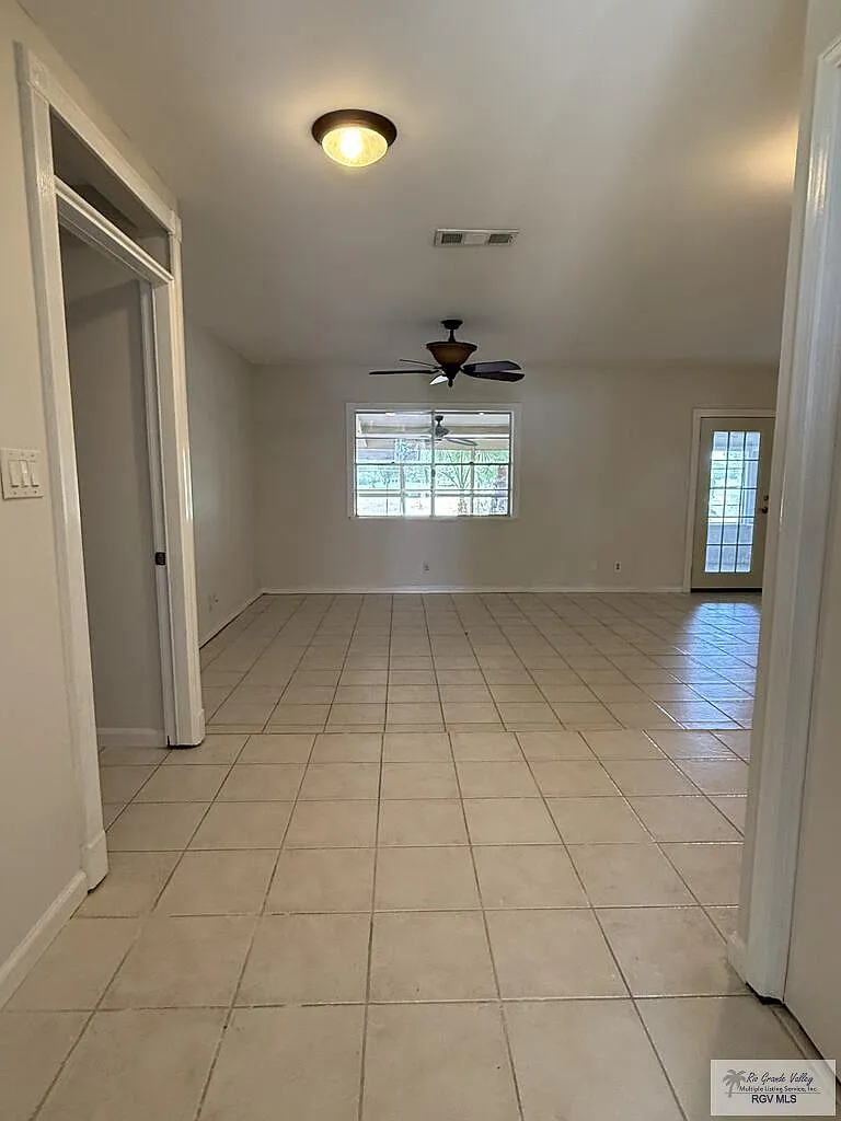 3 bed, 2.0 bath, 1701 sqft, $2,100 — Photo 2