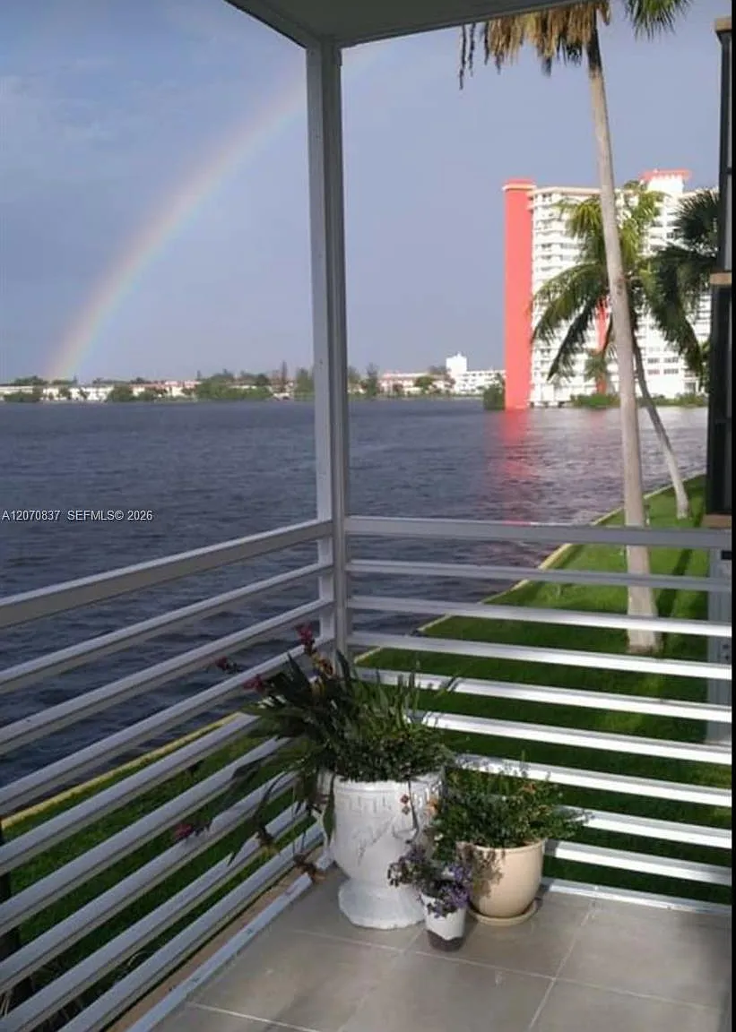 Royal Bahamian East Condo — Photo 2