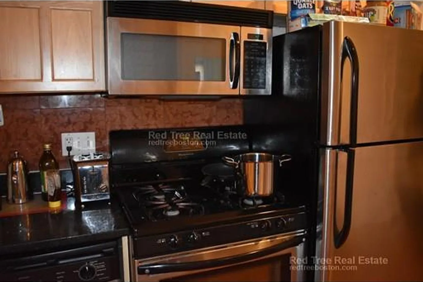 Desirable BU Location. Walk to School. Spacious Unit. Central Heat/AC, Laundry on a Site, Parking... — Photo 2