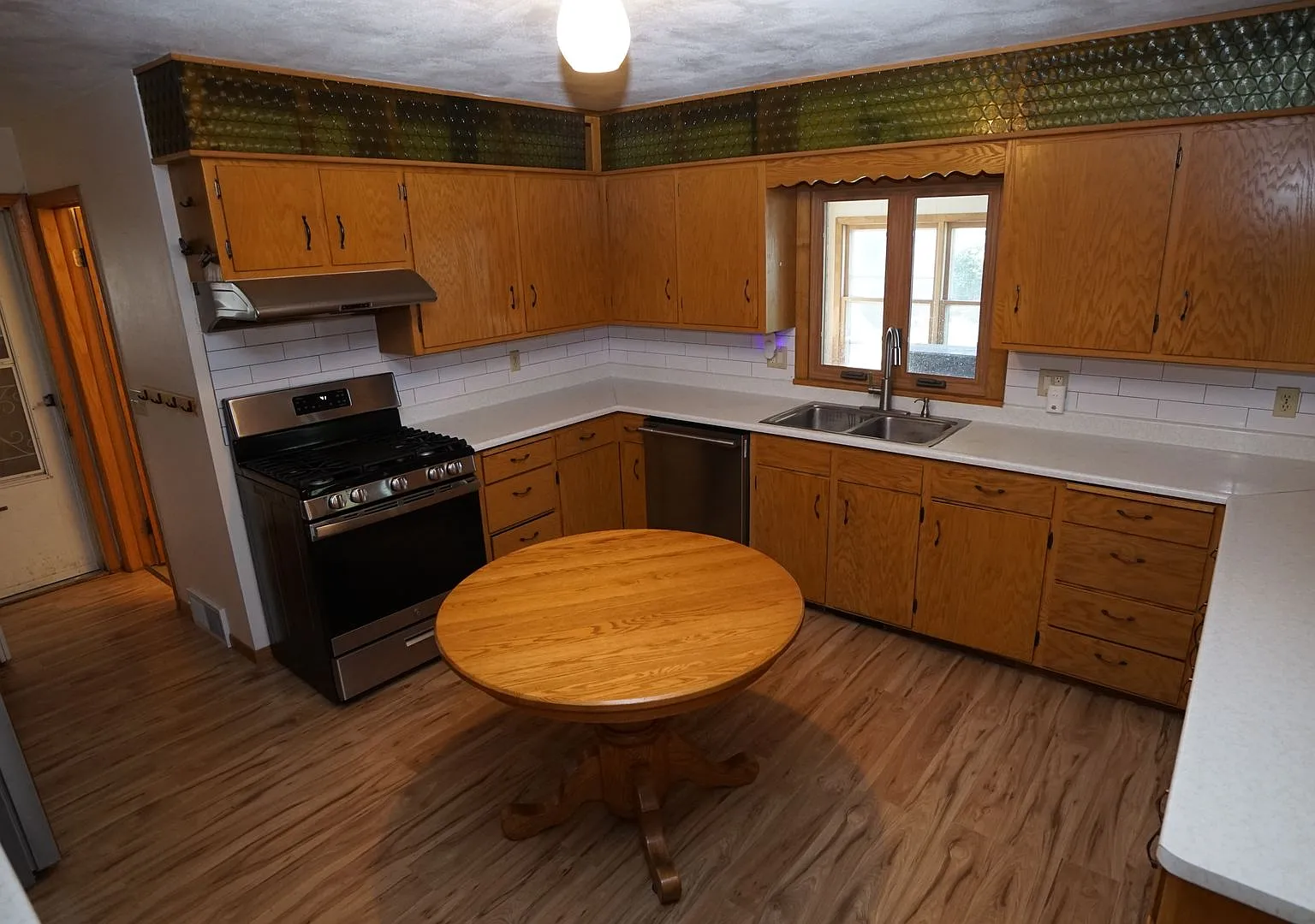 Spacious East Side 4 Bedroom Home with a $500 Move-In Credit! — Photo 4