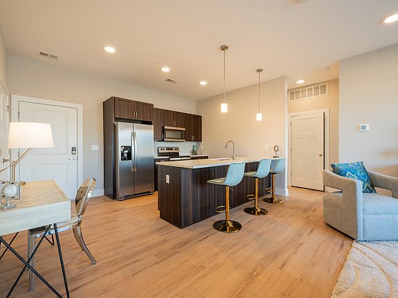 4th image of 1004 Parkview Grn #2109
