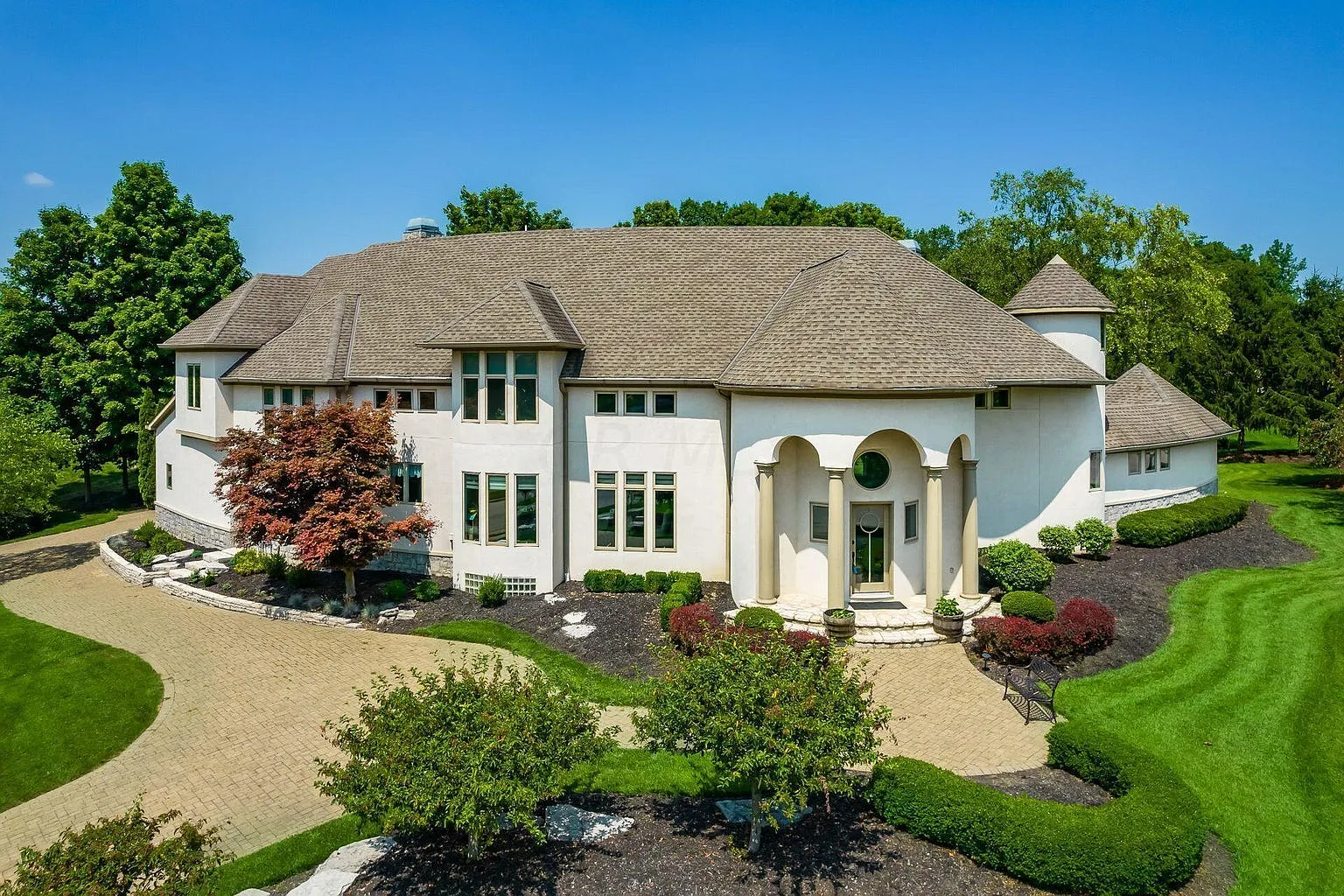5 bed, 4.5 bath, 8072 sqft, $7,500 — Photo 1