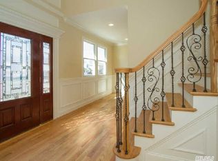 8 Nathan Ct, Syosset, NY 11791