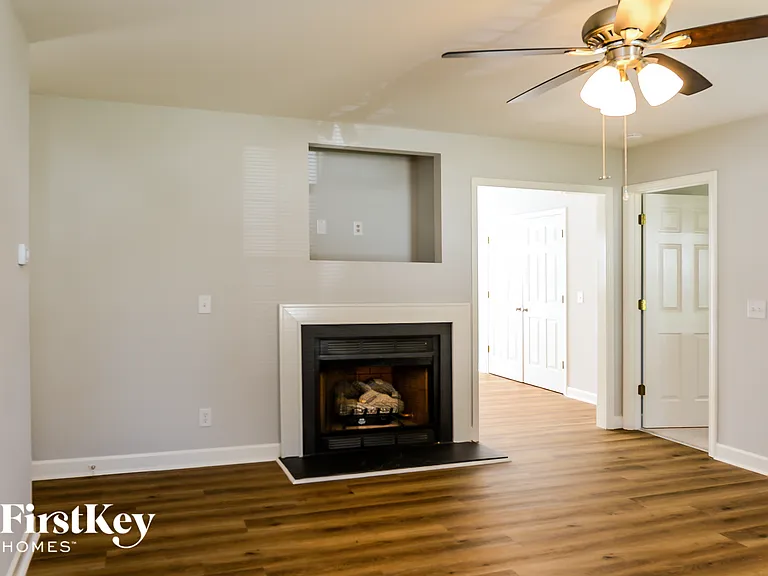 1259 Vincent Dr — Photo 3