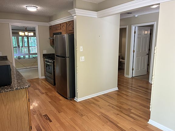 4th image of 304 Live Oak Ln