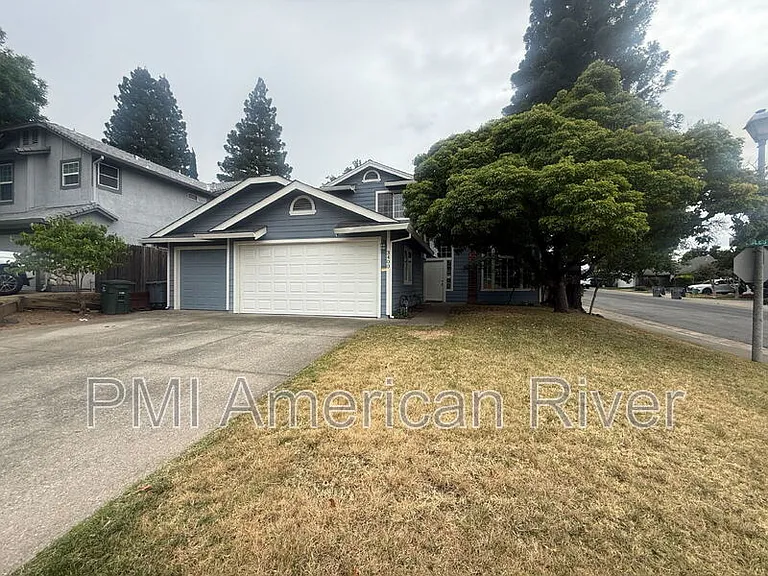 3400 Cobblestone Dr — Photo 1