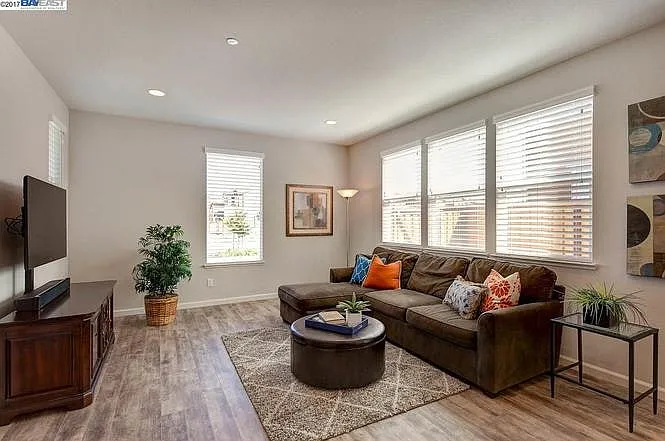 938 Flurry Dr — Photo 3