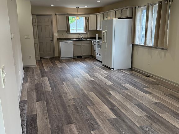 3rd image of 216 N Hickory St #216