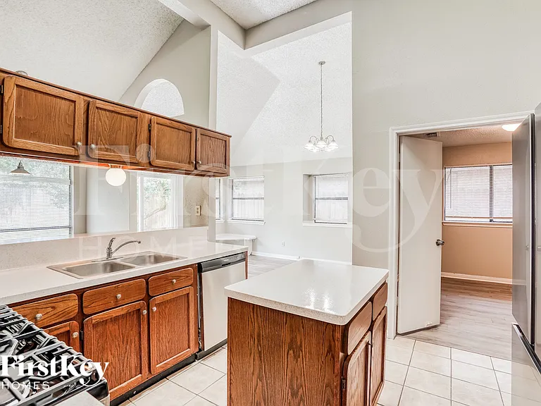 1055 Margate Dr — Photo 8
