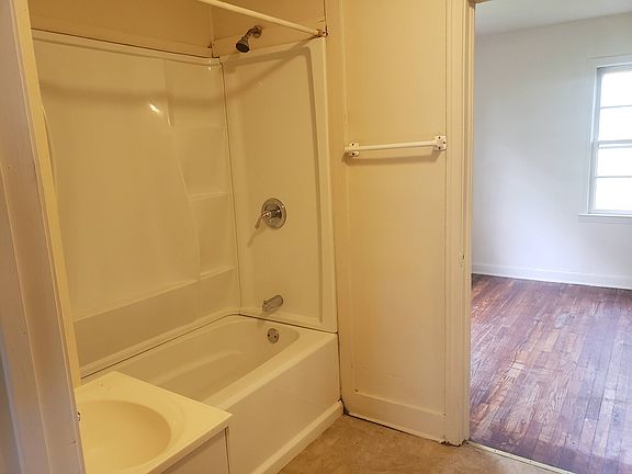 4th image of 405 Fleetwood Dr