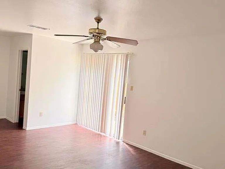 2203 Creekside Ln — Photo 2