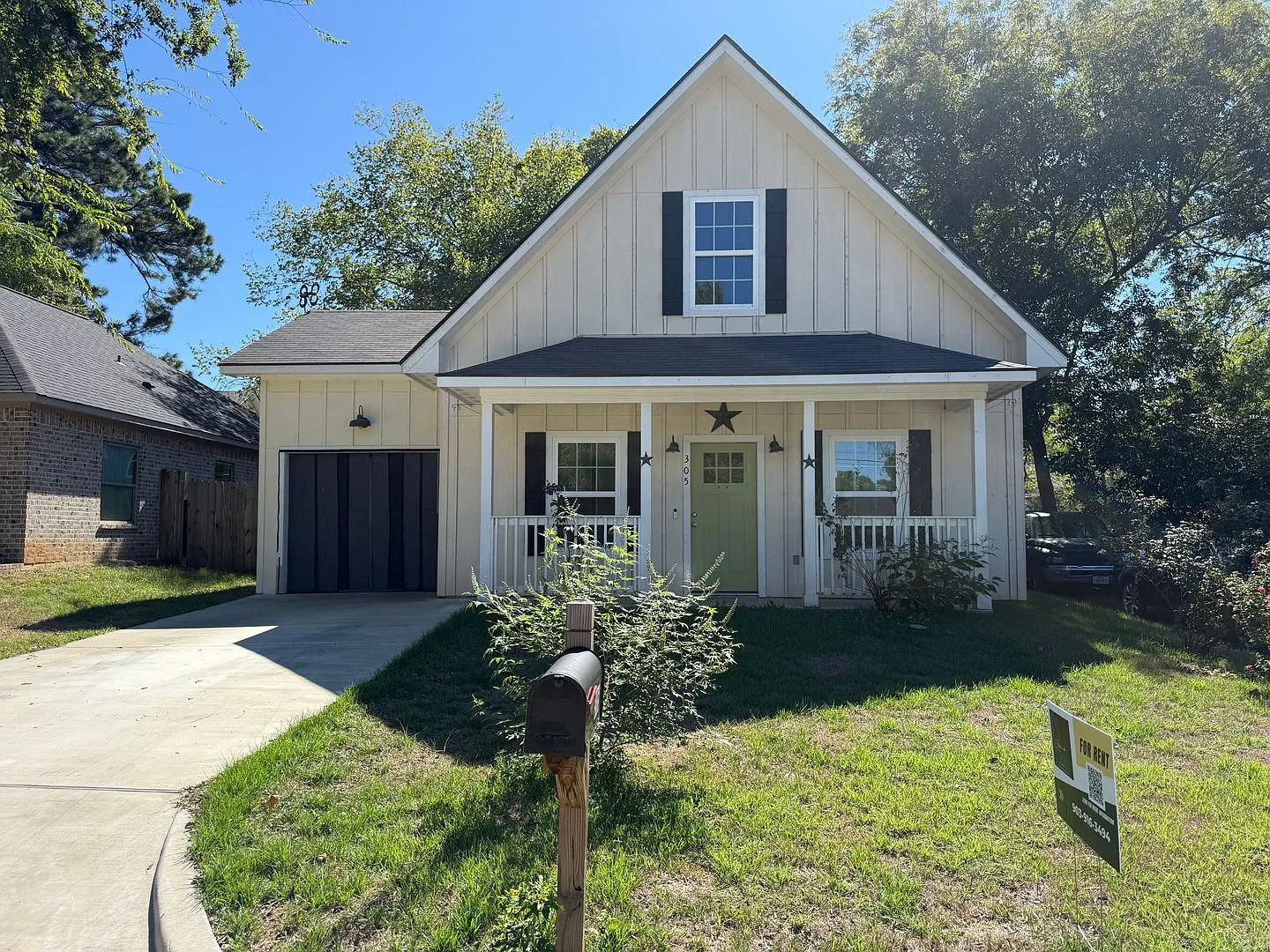 Ready for move in 3 Bedroom in Gladewater — Photo 2