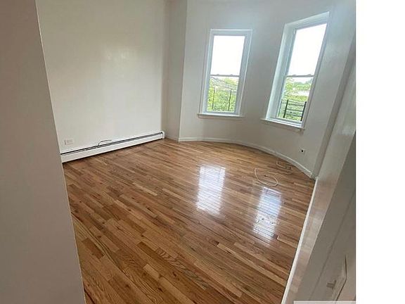 3rd image of 1538 Hoe Ave Floor 2