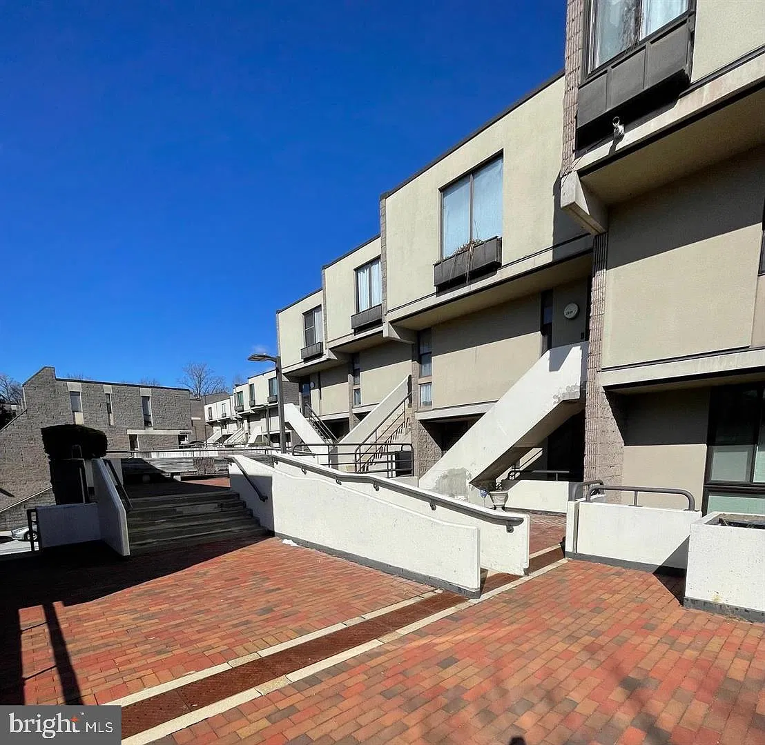 3 bed, 2.0 bath, 1279 sqft, $2,250 — Photo 1