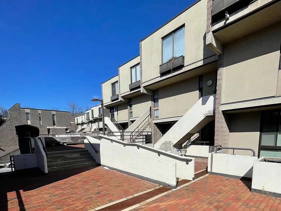 2214 Deerfern Cres