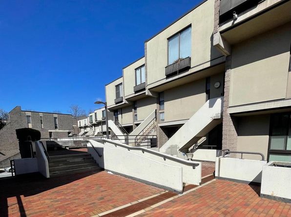 2214 Deerfern Cres