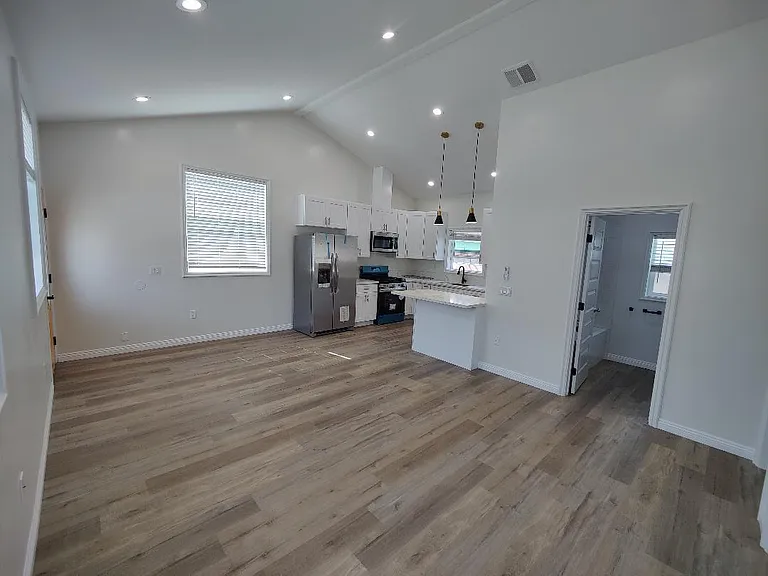 719B N Vine Ave — Photo 5
