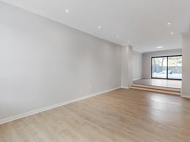207 Davisville Ave — Photo 9