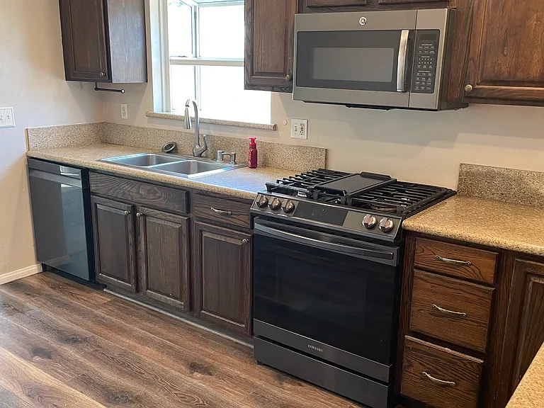Additional picture of kitchen