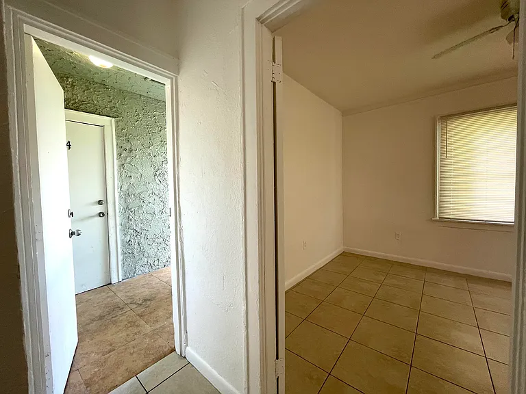 1011 SW 4th St #4 — Photo 16