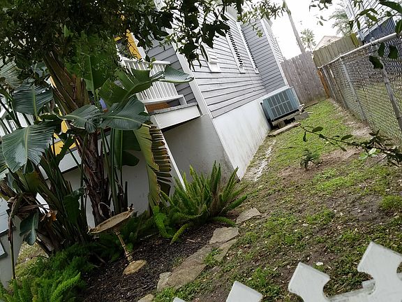 5th image of 911 Sealy St