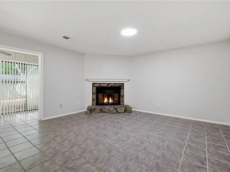 2183 Surrey Ct — Photo 11