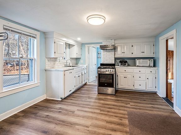 5th image of 229 Sterling St