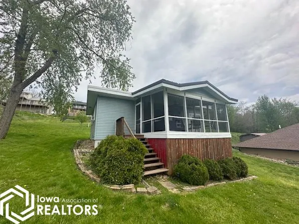 1322 Lakeshore Dr, Brooklyn, IA 52211