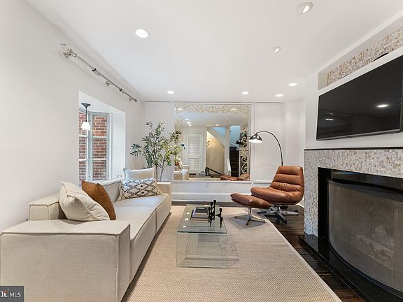4th image of 1104 Lombard St