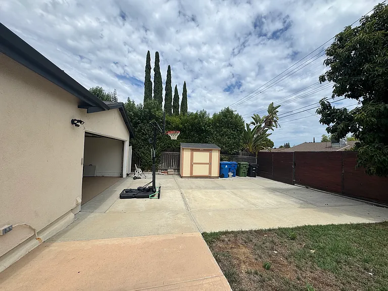 24224 Victory Blvd — Photo 15